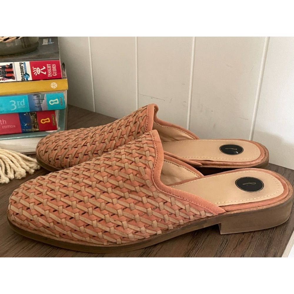 Journee Signature Woven Leather Slip On Flats Mules Women's Size 6.5 neutral